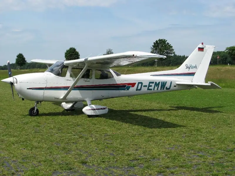 Cessna 172 Skyhawk D-EMWJ am Flugplatz Völtendorf