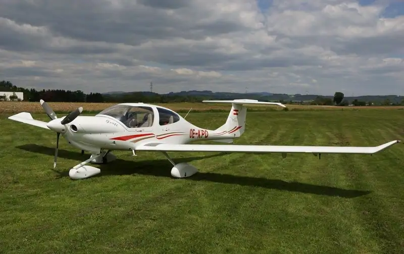 Diamond DA40 OE-KPQ auf der Graspiste in Völtendorf