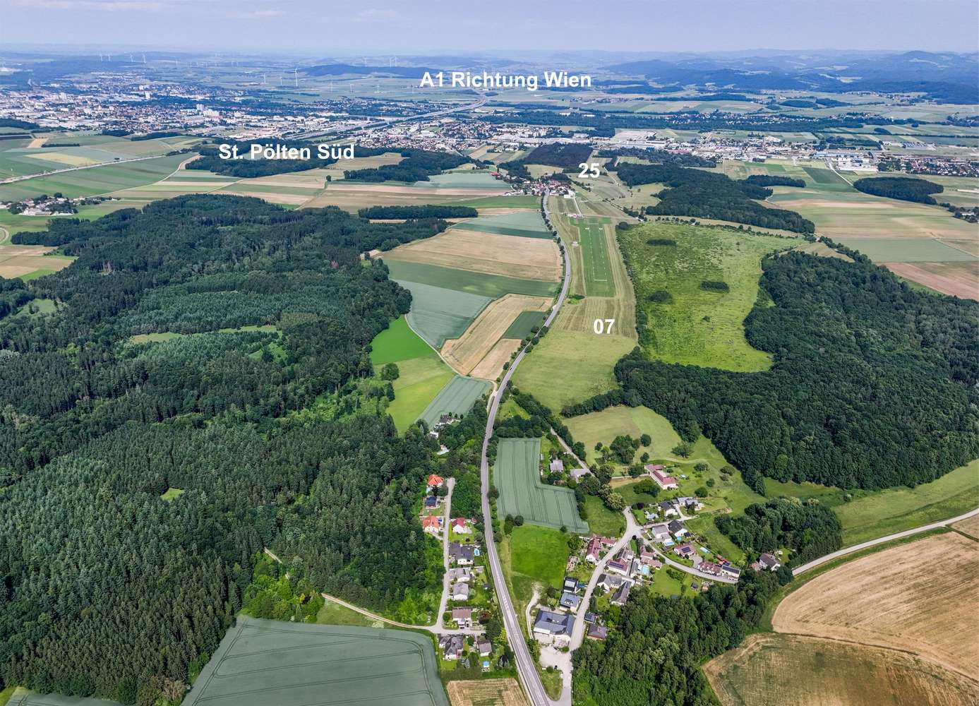Luftaufnahme des Flugplatzes Völtendorf mit Piste 07/25 und Umgebung