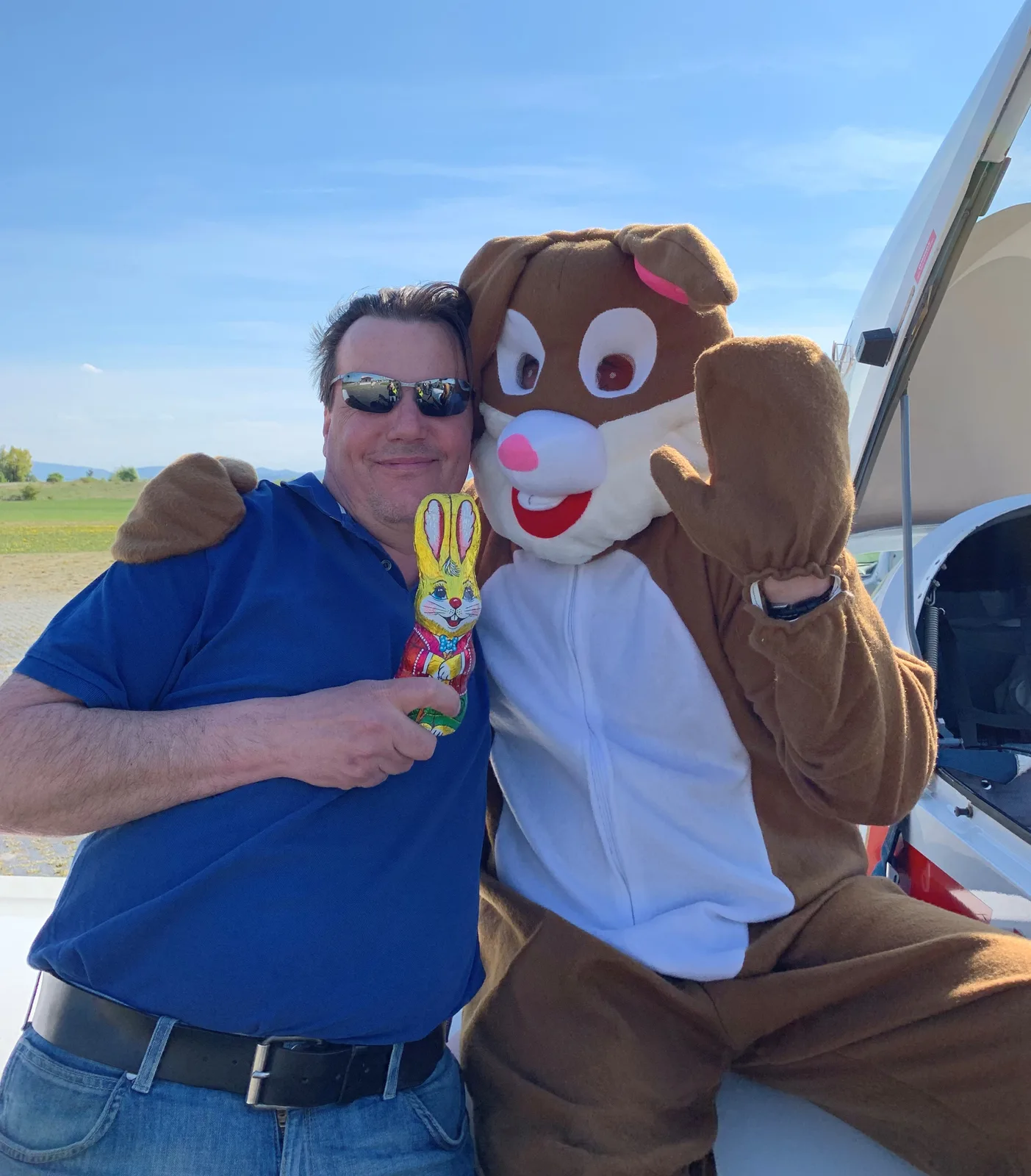 Der Osterhase landet am Flugplatz!